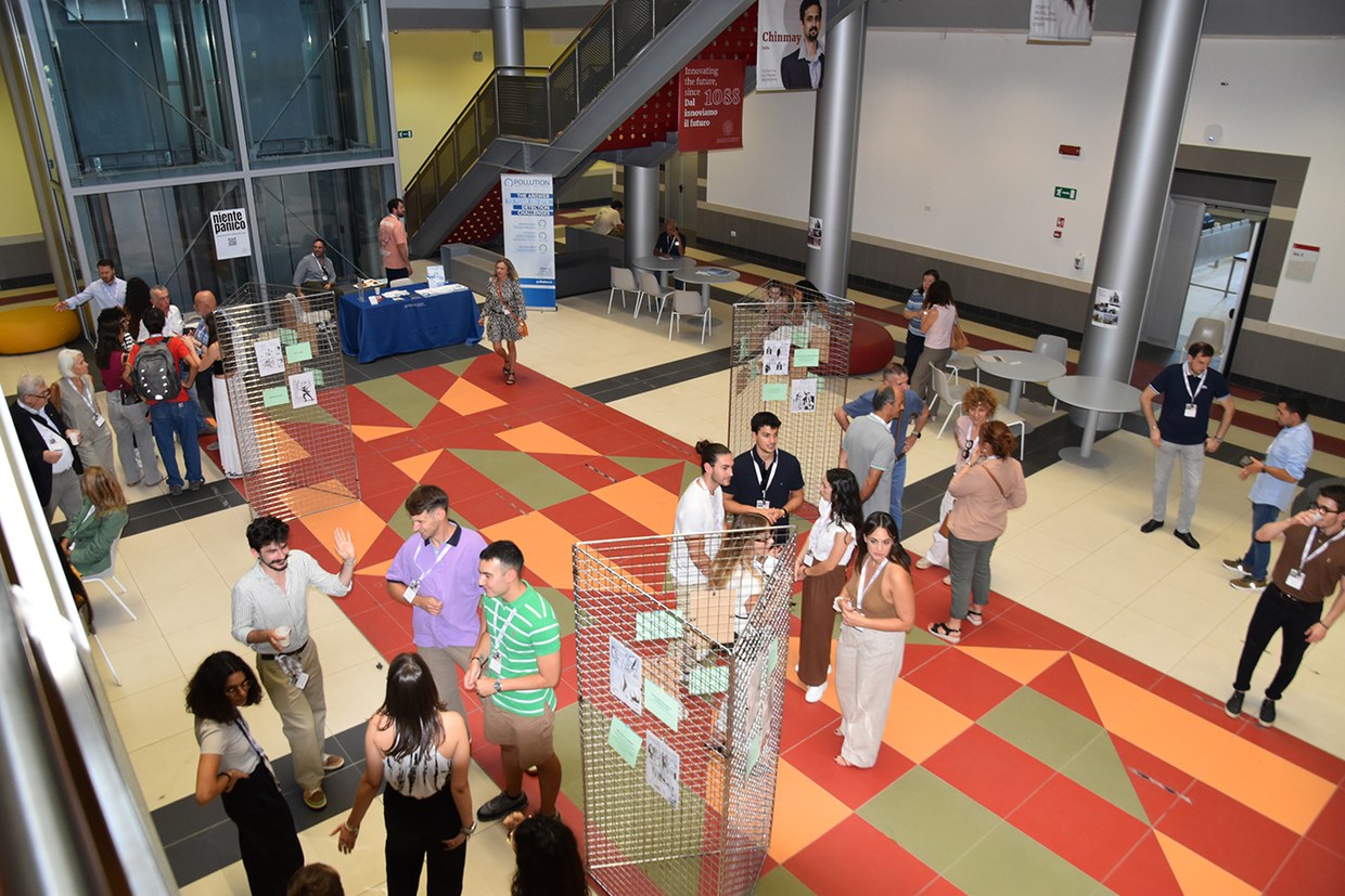 Partecipanti all'interno degli spazi del dipartimento durante la reunion alumni CHIMIND 2025.