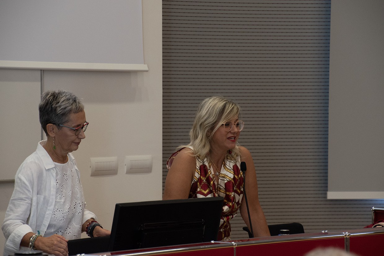 La professoressa Paola Fabbri, docente dell'Università di Bologna e presidente dell'Associazione Almae Matris Alumni, e la consigliera del quartiere Navile Anna Del Mugnaio alla reunion alumni CHIMIND 2025.