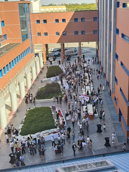 I partecipanti alla reunion alumuni CHIMIND 2025 all'interno del complesso del Navile, dove si trova il dipartimento di chimica industriale toso montanari e dove si è svolto l'evento